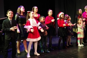 Проведе се концерт на ученици "14 дни преди Коледа"