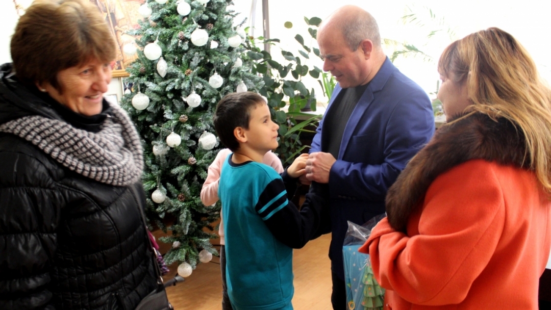 Децата от Ресурсния център поздравиха с коледни стихчета кмета Пламен Стоилов