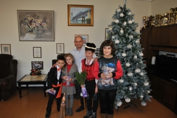 Децата от Ресурсния център поздравиха с коледни стихчета кмета Пламен Стоилов