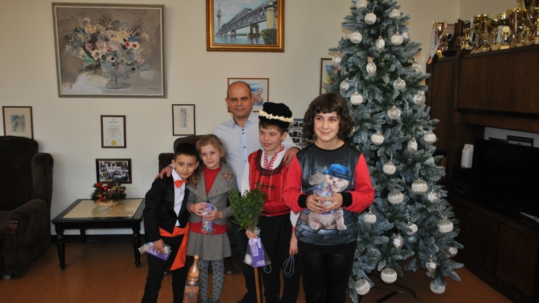 Децата от Ресурсния център поздравиха с коледни стихчета кмета Пламен Стоилов