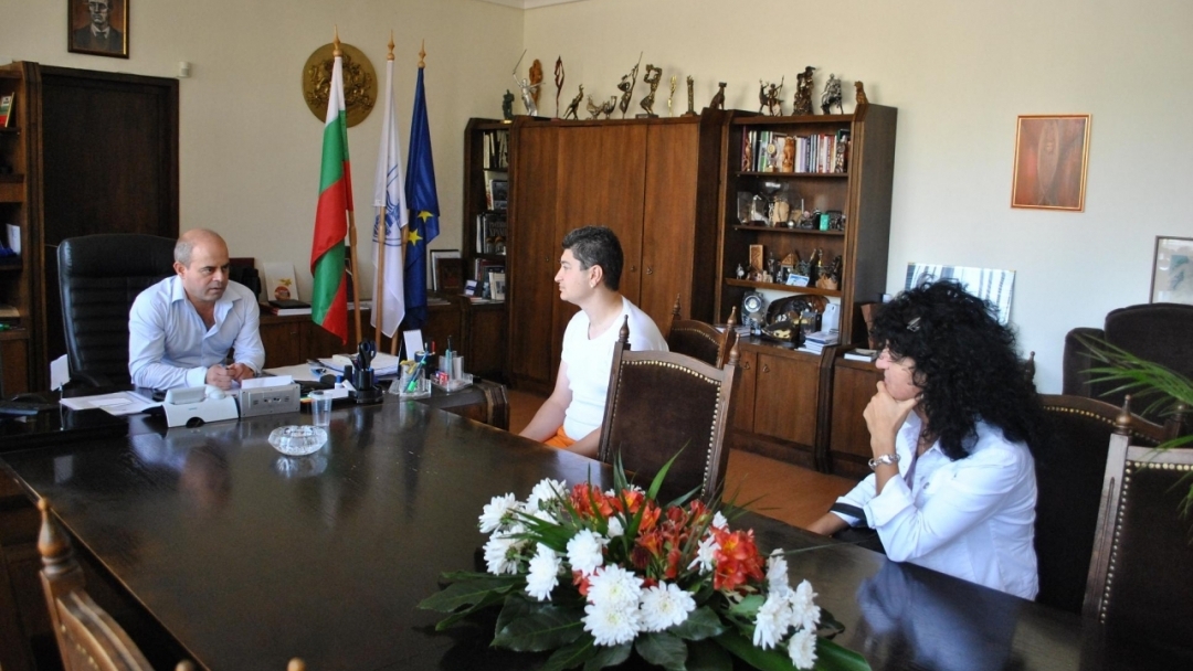 Общинско жилище и финансова помощ от Община Русе за родителите на четиризнаците