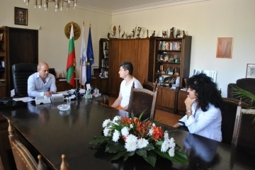 Общинско жилище и финансова помощ от Община Русе за родителите на четиризнаците