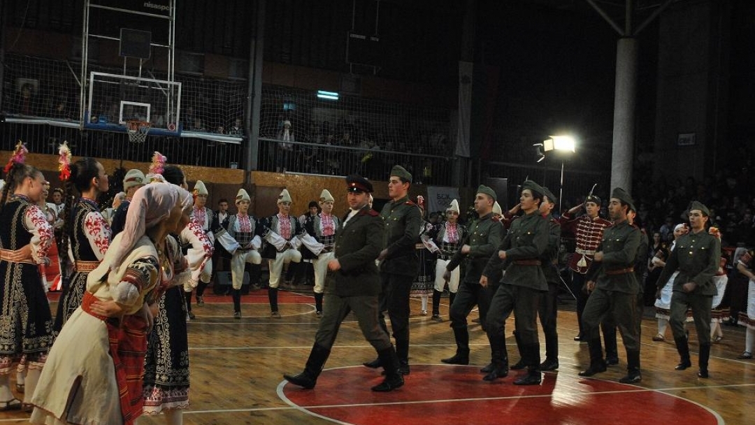 Коледното надиграване отново препълни зала „Дунав” снощи 