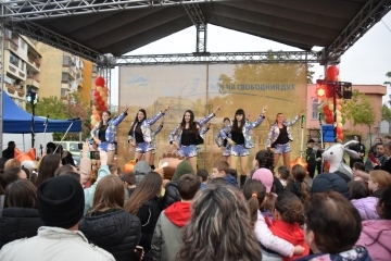 Кварталите „Дружба“ и „Чародейка“ в Русе празнуваха заедно с музика, танци и кулинарни битки