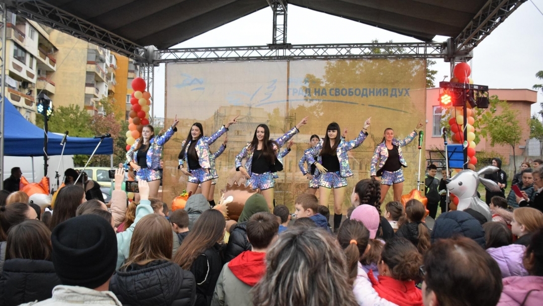 Кварталите „Дружба“ и „Чародейка“ в Русе празнуваха заедно с музика, танци и кулинарни битки
