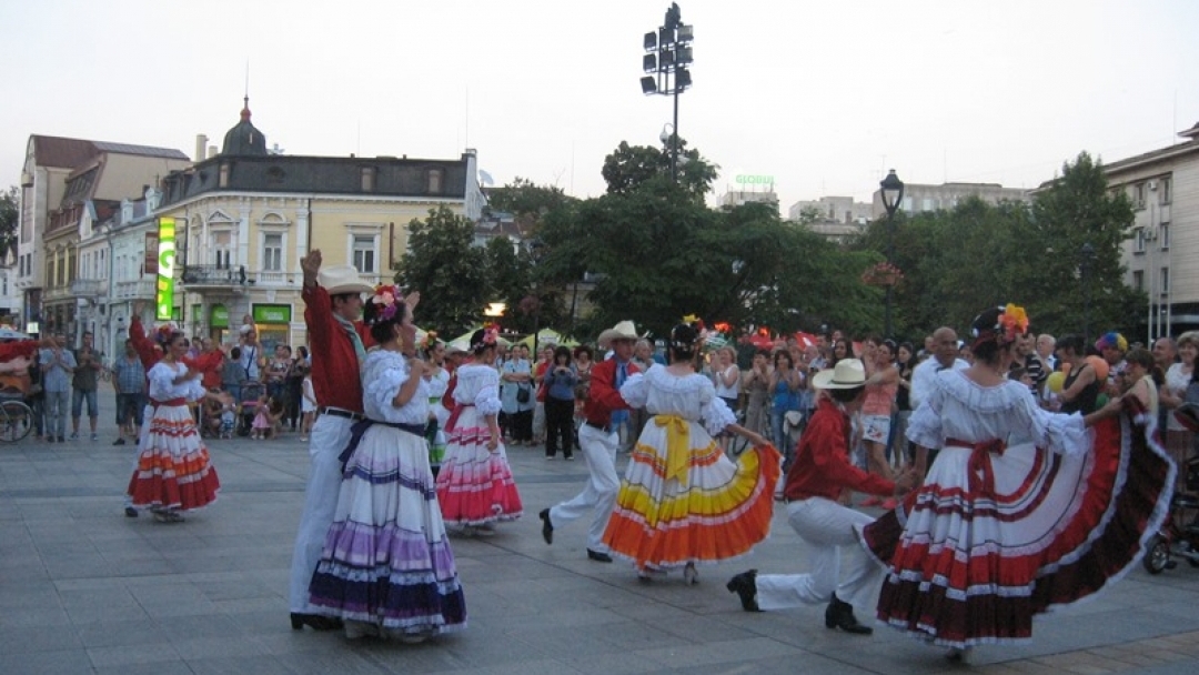 Мексикански фолклорни танци и латино ритми завладяха Русе