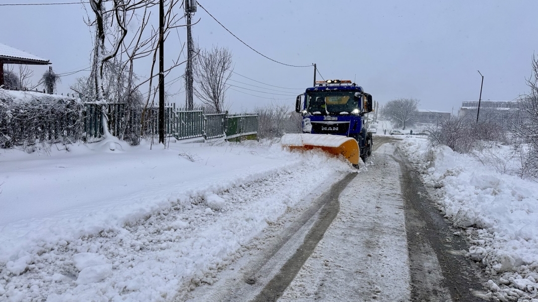 Фирмите по снегопочистване работят активно по пътната мрежа в Русе