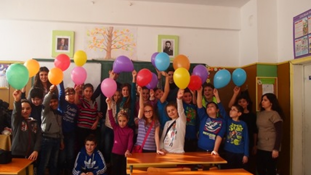Клуб „Младежки парламент“ и деца от ОУ „Тома Кърджиев” отпразнуваха заедно Деня на прегръдката