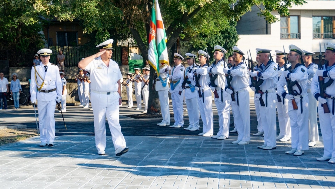 Спектакъл „Вълни“ и празнични илюминации за празника на ВМС в Русе