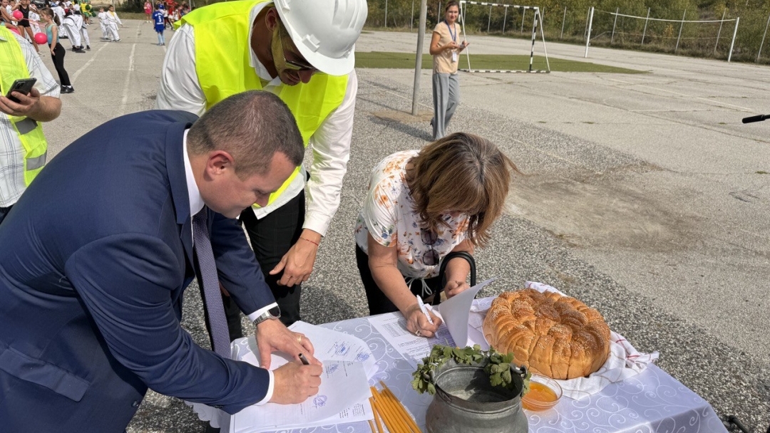 Направена бе първа копка на изграждането на физкултурен салон и топла връзка към ОУ „Никола Обретенов“