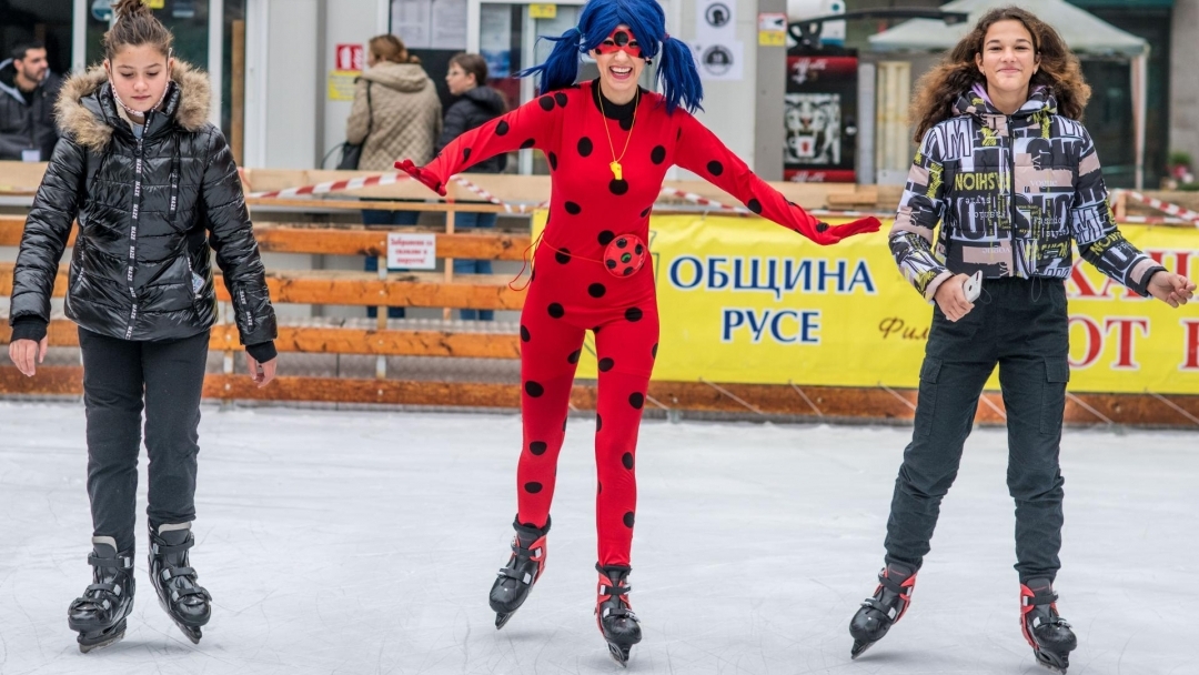 Приказни герои и безплатни уроци за начинаещи кънкьори на ледената пързалка в Русе