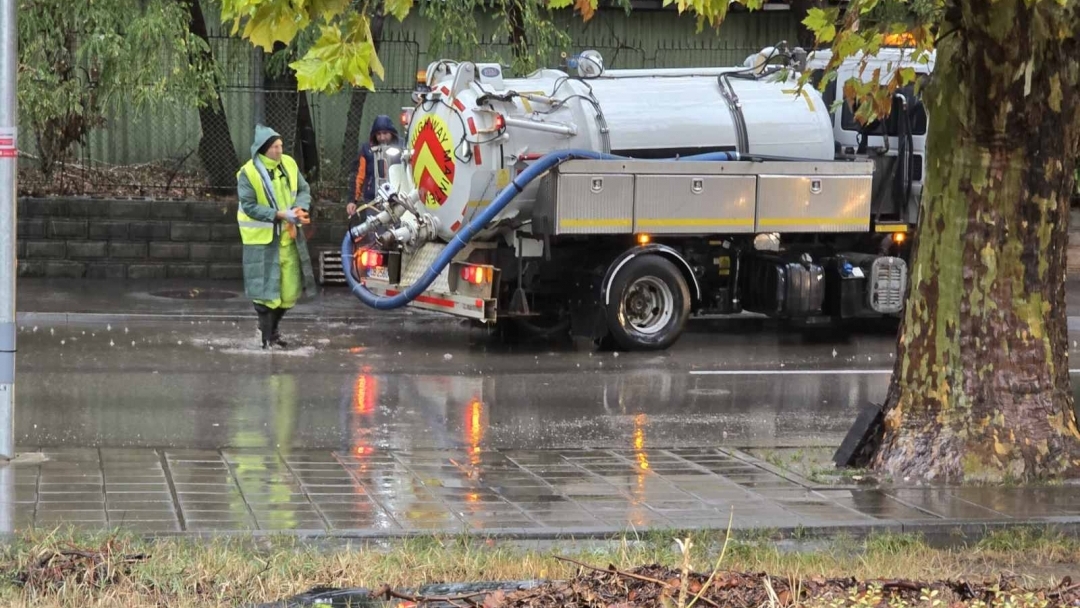 Екипи на фирмата за обществена хигиена отводняват улици в Русе, остава в сила оранжевият код за опасни валежи