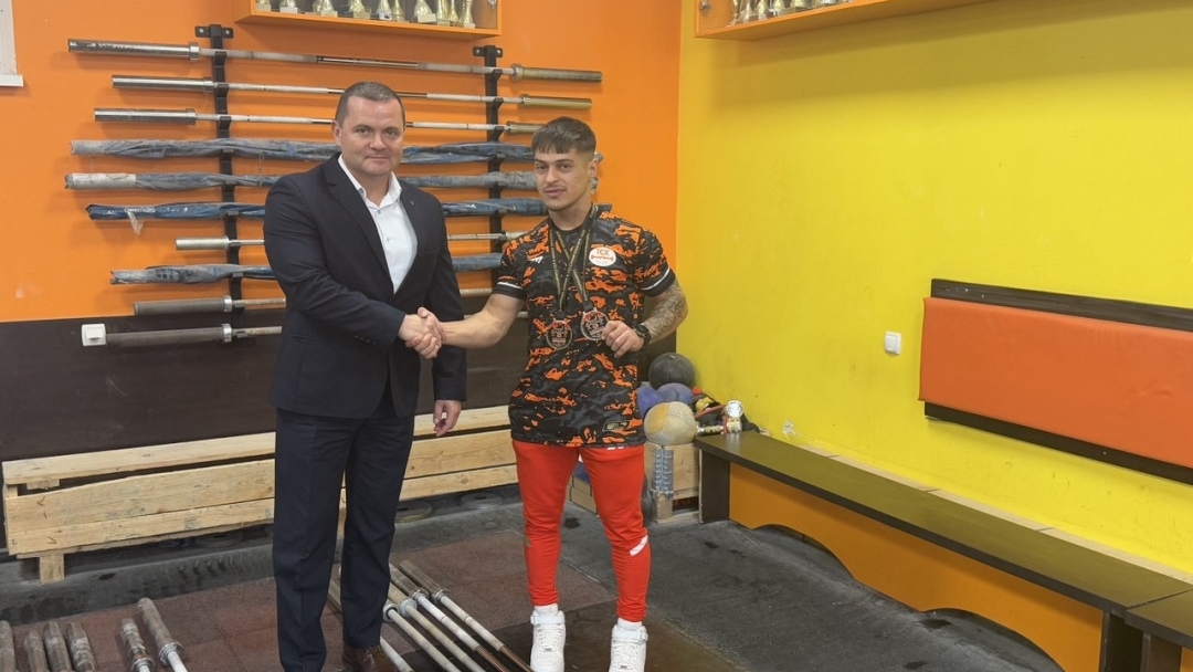 Пенчо Милков награди с почетен плакет вицешампиона от Европейското по щанги Дениз Данев