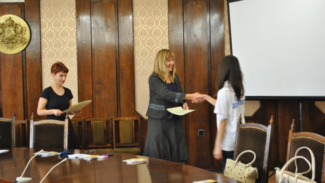 Наградиха млади доброволци