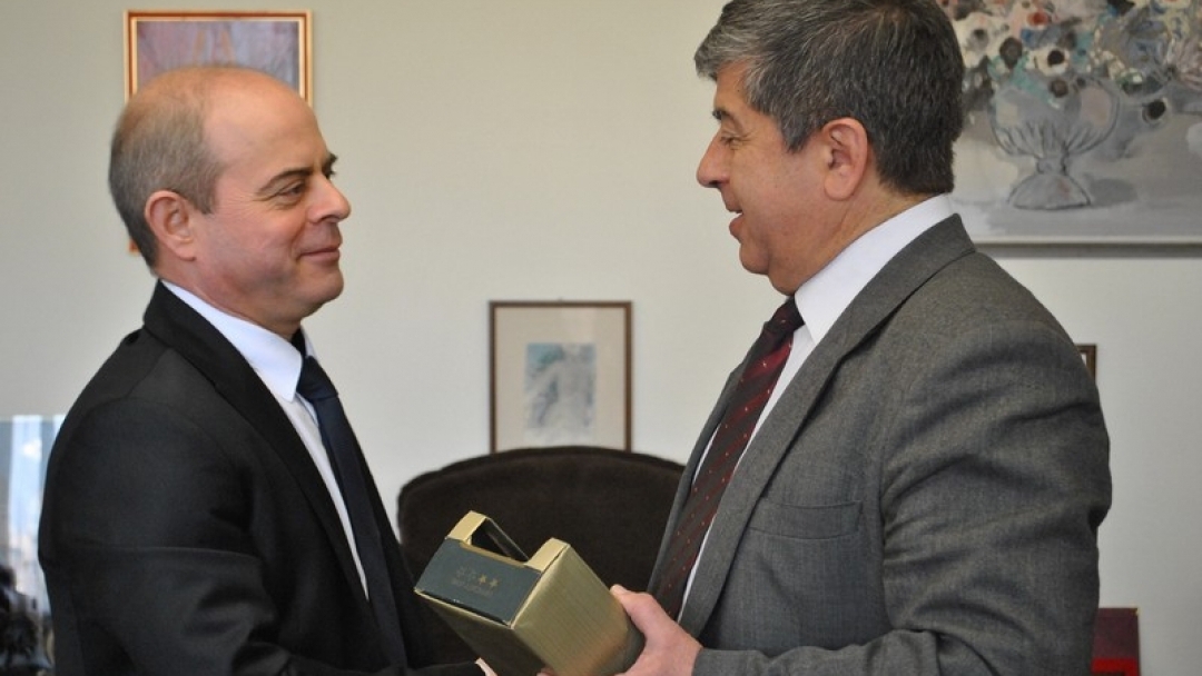 Златна рибка и шерифска значка за рождения ден на кмета Пламен Стоилов 