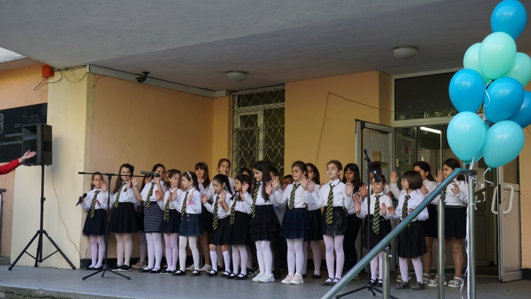 Училището по европейски езици в Русе отбелязва днес своя патронен празник