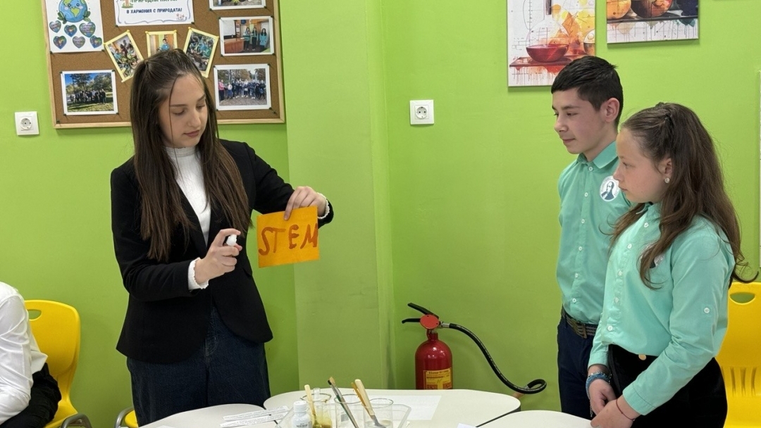 В ОУ „Васил Априлов“ откриха модерен STEM кабинет по природни науки в Деня на Земята
