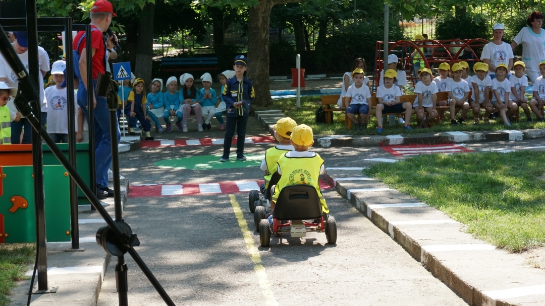 В ДГ „Снежанка“ се проведе състезание по повод Националния ден за безопасност на движението по пътищата