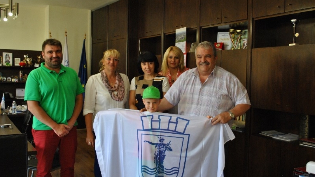 7-годишният шампион по триатлон с флаг на Община Русе