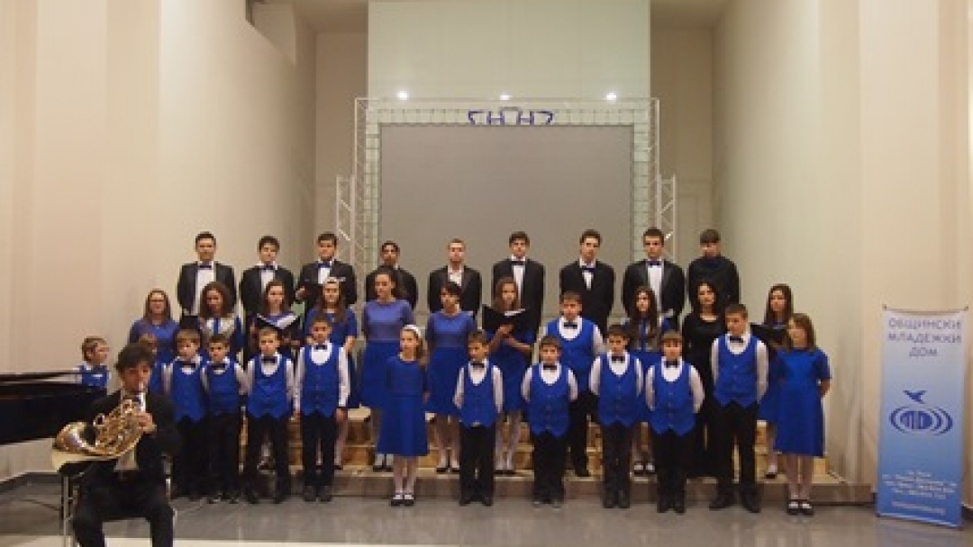  Общински младежки дом Русе поздрави русенци с празничен коледен концерт