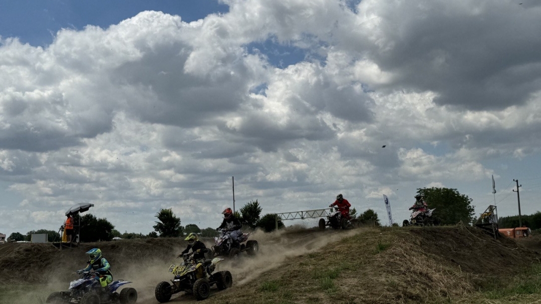 40-метрови скокове и скоростни битки завладяха  полигона  Godzilla MX Track в Сандрово