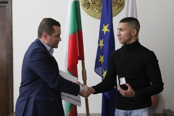 Четирикратният европейски шампион по бокс за младежи Радослав Росенов бе отличен от общинското ръководство