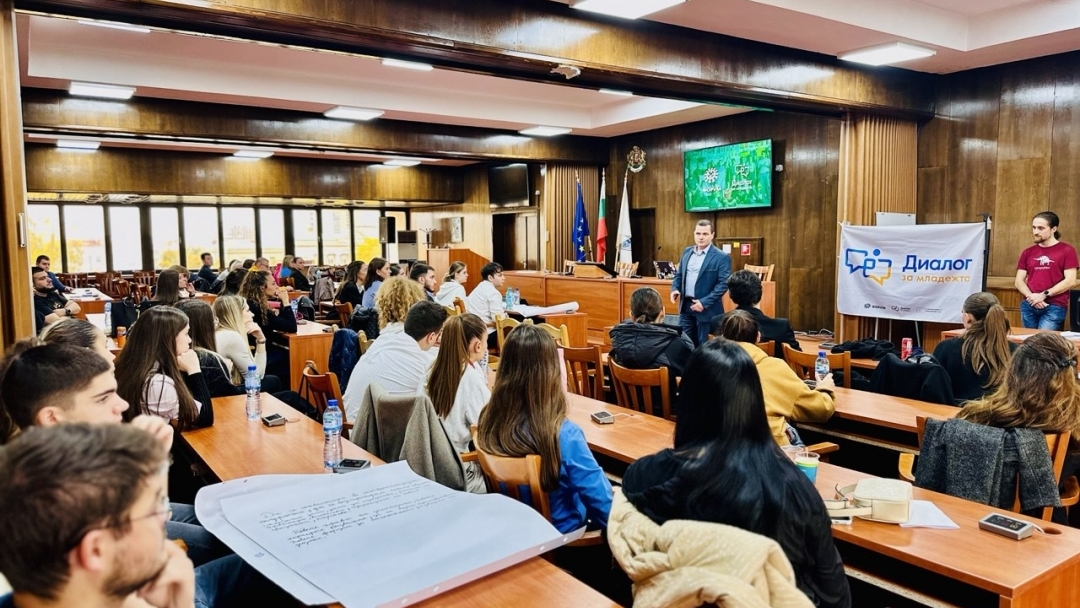 Представители на Националния младежки форум обсъдиха с Пенчо Милков идеи за развитие на града