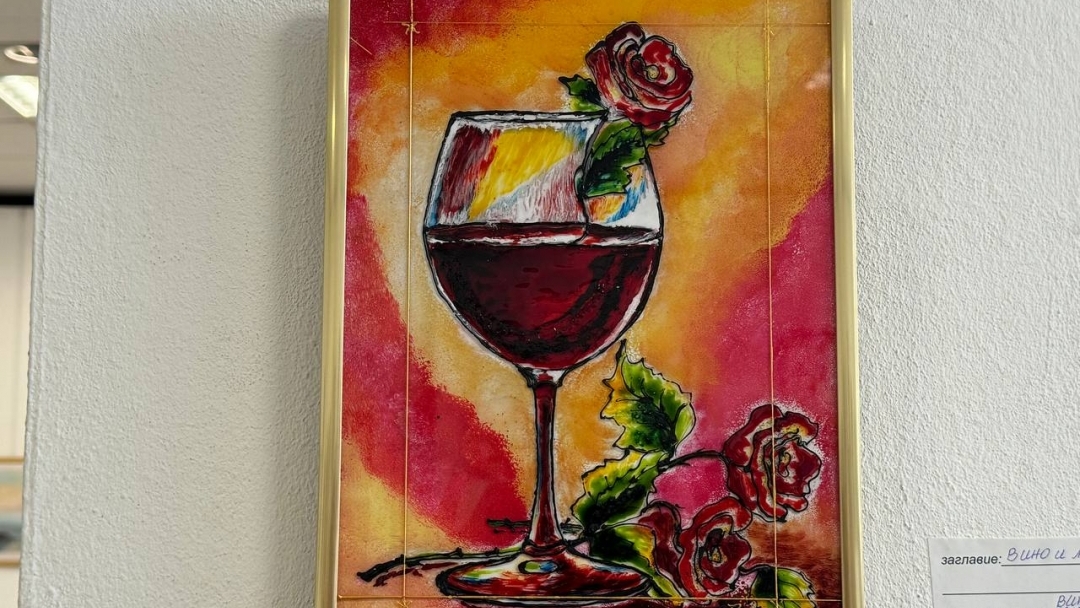 Изложбата „Вино, любов и традиции“ превръща 80 платна в празник на изкуството