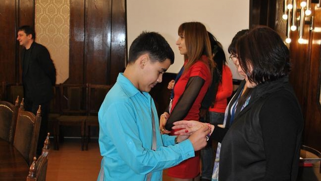 Ученици и пенсионери закичиха с мартеници кметския екип и служители на общината