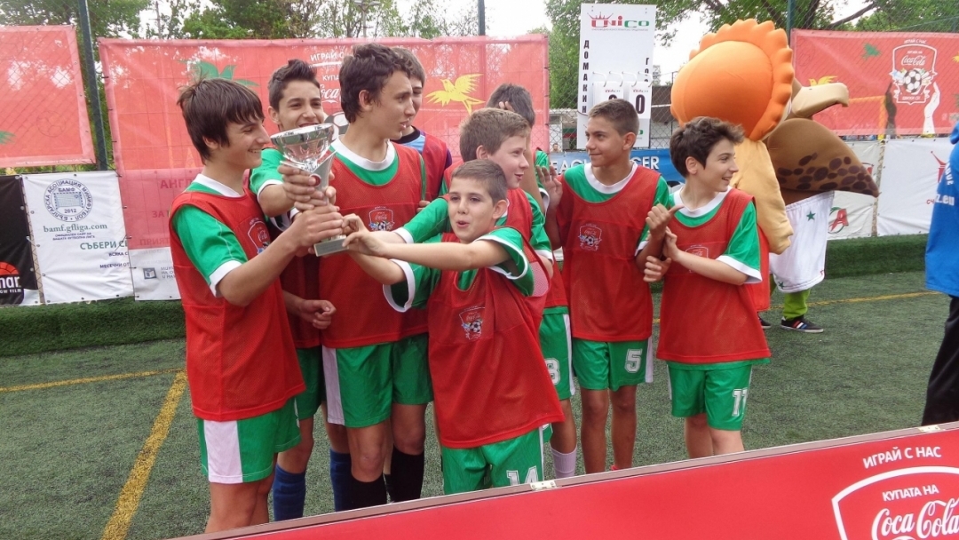 Гимназията по европейски езици спечели полуфинала за „Купата на Coca-Cola: Играй с нас!”