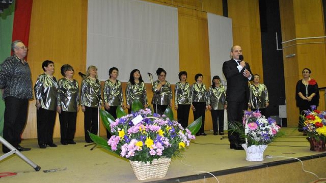 Кметът Пламен Стоилов поздрави с предстоящия 8-и март дамите от „Съюз на пенсионерите 2004”