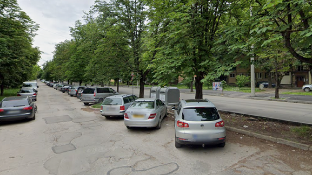 Почистване на локално платно на ул. „Плиска“ на 16 април