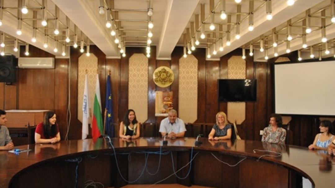 Зам.-кметът Иван Григоров посрещна 19 младежи от различни държави