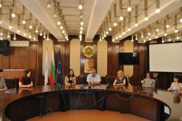 Зам.-кметът Иван Григоров посрещна 19 младежи от различни държави