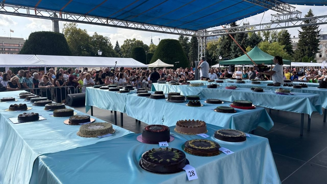 18-годишният Аслан Ахмедов е големият победител в конкурса за нетрадиционна торта „Гараш“ 