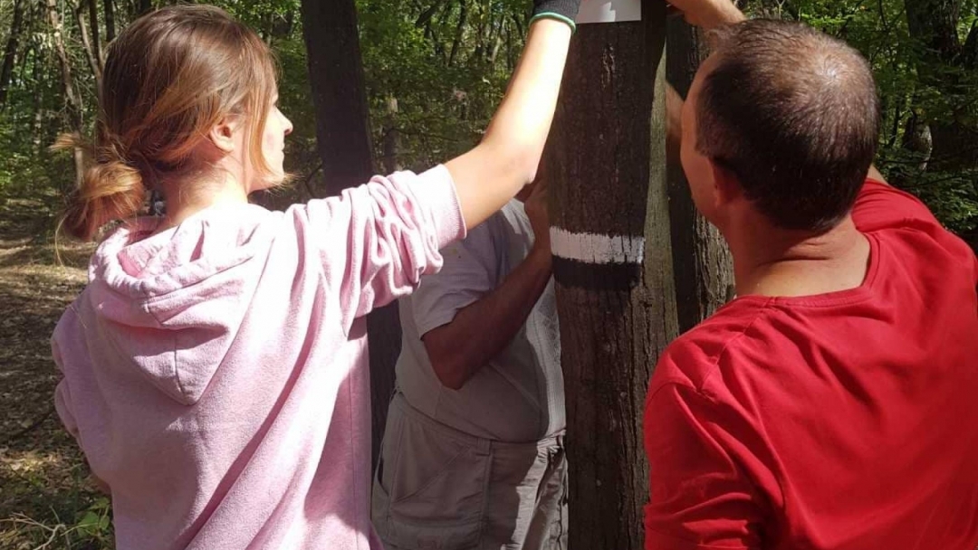 Ученици се включват във възстановяването на екопътеката от хижа „Минзухар“ до Лесопарка