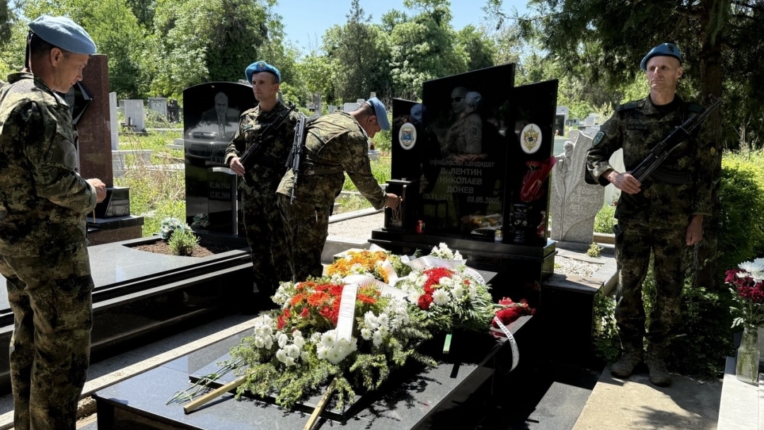 Пет военни залпа отбелязаха 20-годишнината от гибелта на офицерски кандидат Валентин Донев в Ирак