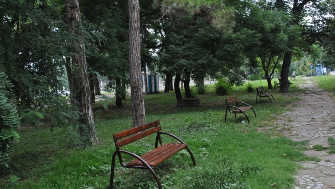 Община Русе поставя 123 нови пейки