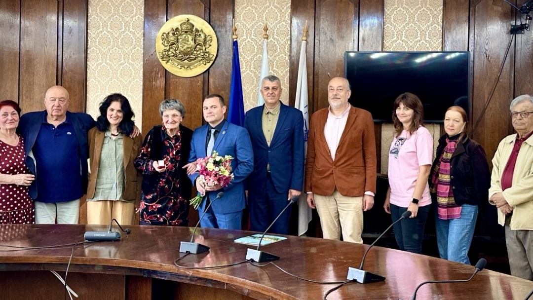 Кметът Пенчо Милков отличи Богдана Пенева за приноса ѝ към културния живот на Русе