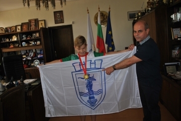 Кметът Пламен Стоилов подари знаме на Русе на Давид Йорданов