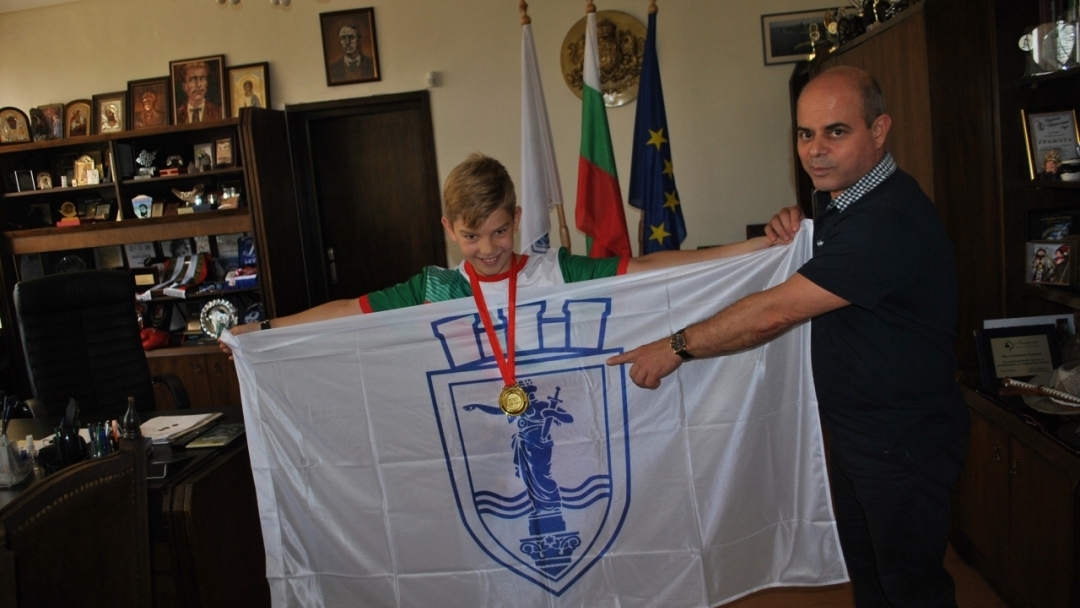 Кметът Пламен Стоилов подари знаме на Русе на Давид Йорданов