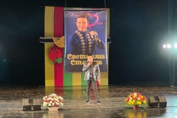 Община Русе подари концерт-спектакъла „Красив роман е любовта“ на хората от третата възраст