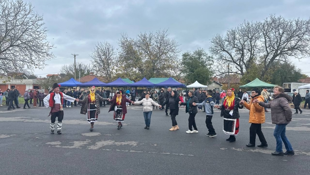 Сандрово отбеляза своя празник с много музика и народни танци