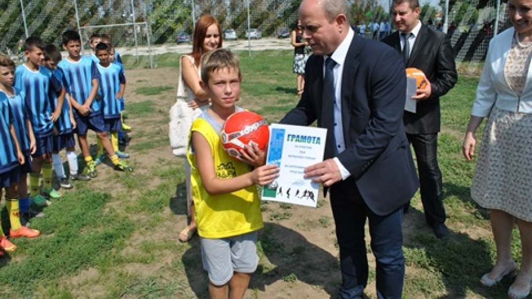 Министър Танева и кметът Стоилов откриха детска и спортна площадка в град Мартен