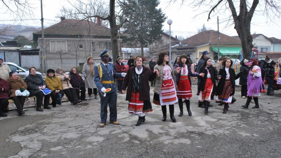 Кметът Пламен Стоилов поздрави баба Надка и всички дами в Басарбово за празника на родилната помощ