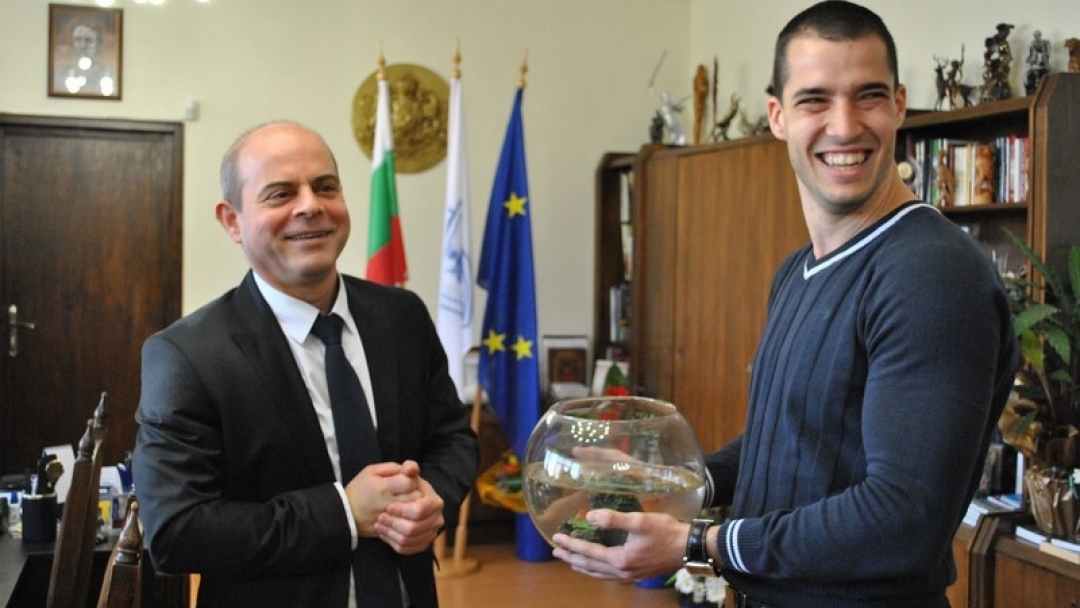 Златна рибка и шерифска значка за рождения ден на кмета Пламен Стоилов 