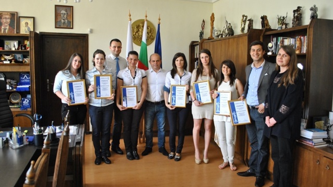 Кметът Пламен Стоилов връчи сертификати на стажанти в Община Русе