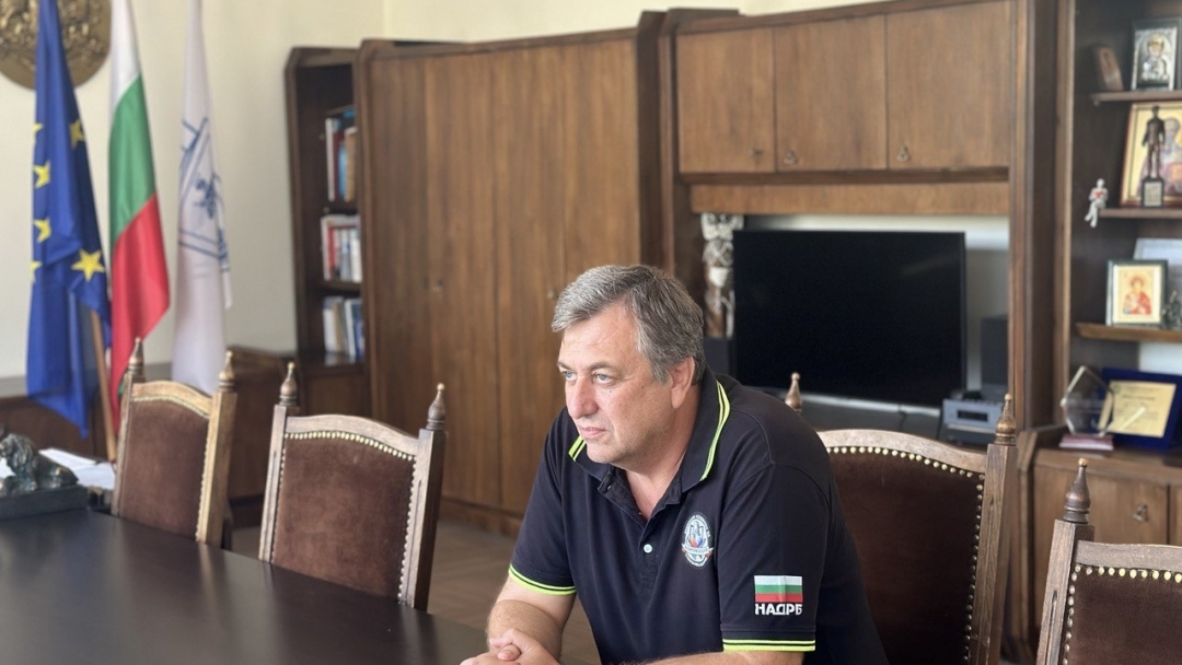   Пенчо Милков прие дарение от Националната асоциация на доброволците за справяне с пожари