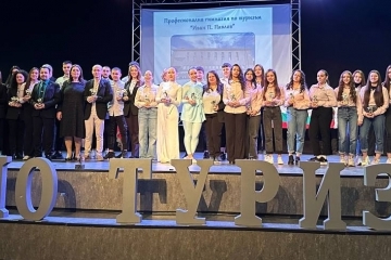 Пенчо Милков отличи Гимназията по туризъм за 75 г. от нейното основаване