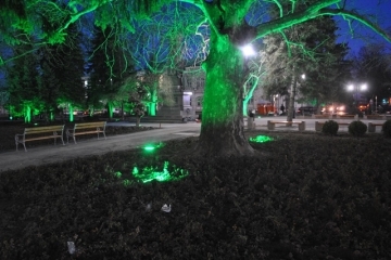 Пуснаха пробно ефектното градинско осветление на площад „Батенберг“